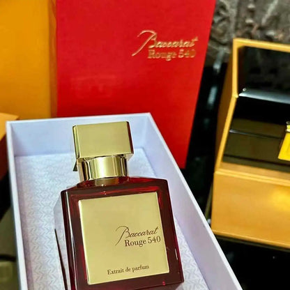 Baccarat 540 essence perfume is a rich and charming oriental flower fragrance. Amber, cedar, and musk are mellow and long-lasting, with a luxurious and atmospheric red toned bottle body, exuding a high-end and charming aura.